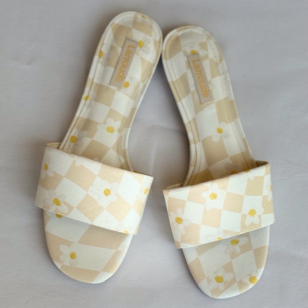 NWOB Larroudé Flirty Floral Checker Print Tan & White Flat Slides Sandals Size 7 - Picture 2 of 5